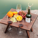 שולחן פיקניק מתקפל כולל מקום לבקבוק ו-4 כוסות יין
